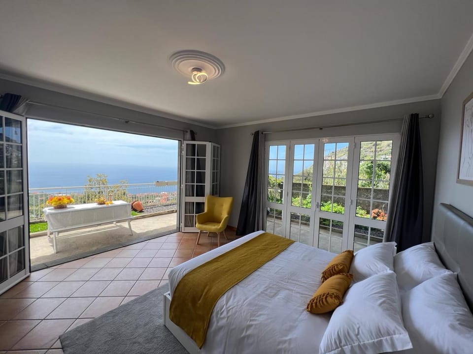 Bed, Natural landscape, View (from property/room), Balcony/Terrace, Photo of the whole room, Seating area, Bedroom, Sea view