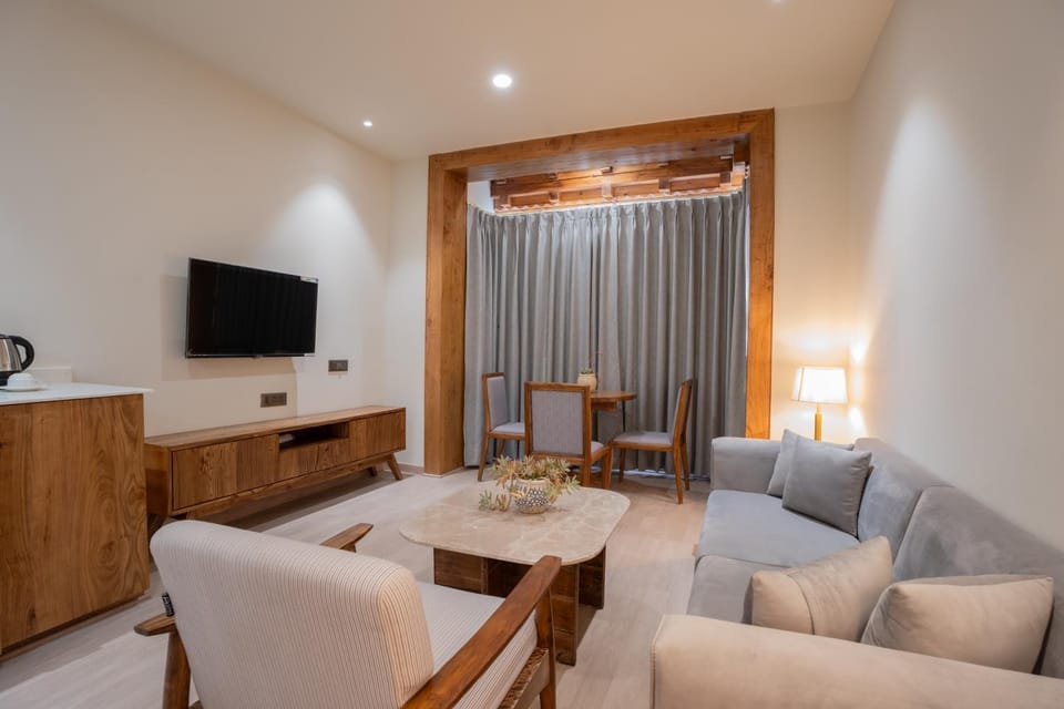 TV and multimedia, Living room, Seating area, Mountain view