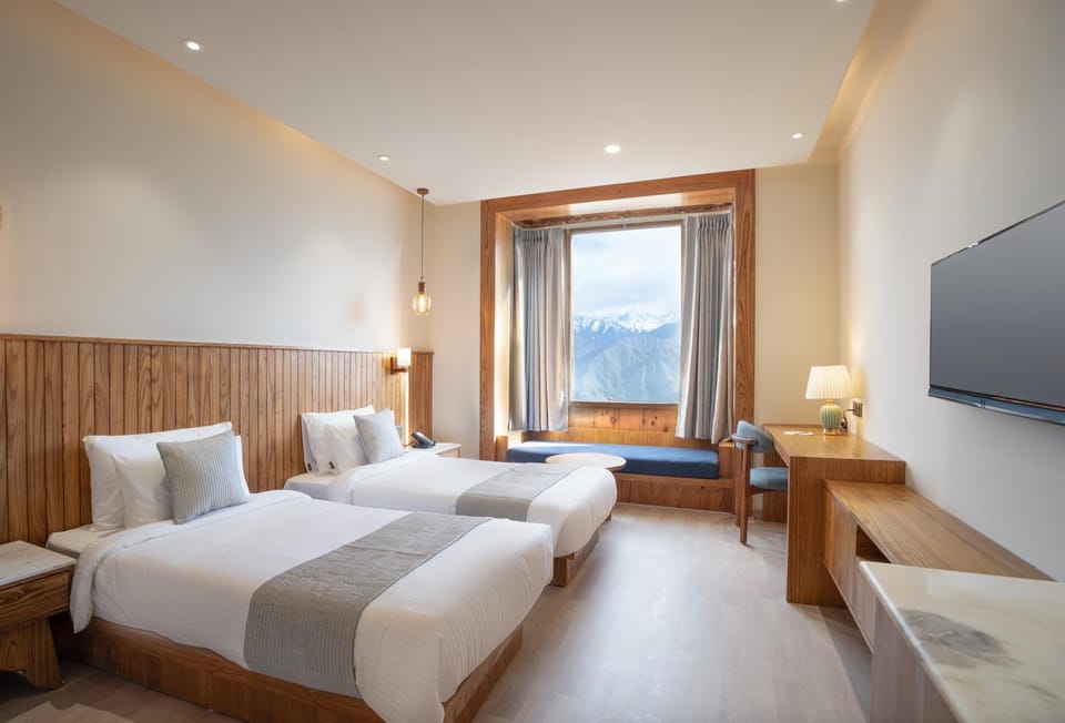 Bed, Photo of the whole room, Seating area, Bedroom, Mountain view