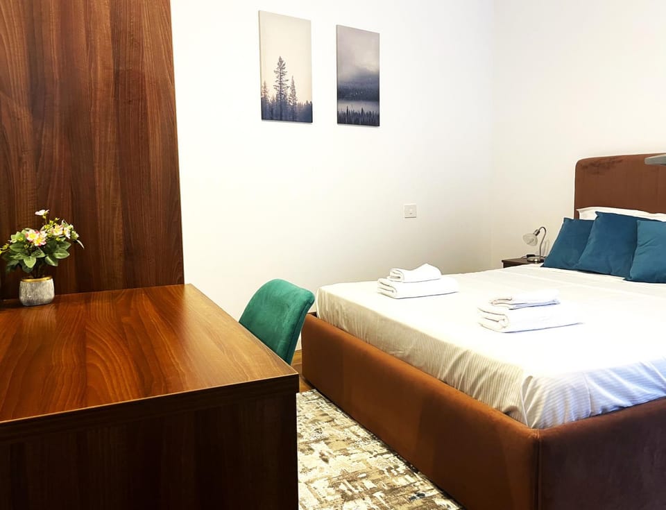 Bed, Photo of the whole room, Seating area, Bedroom, hair dresser, towels