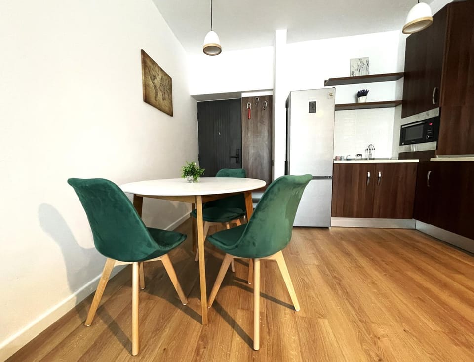 Kitchen or kitchenette, Living room, Seating area, Dining area, minibar, pet friendly, stove