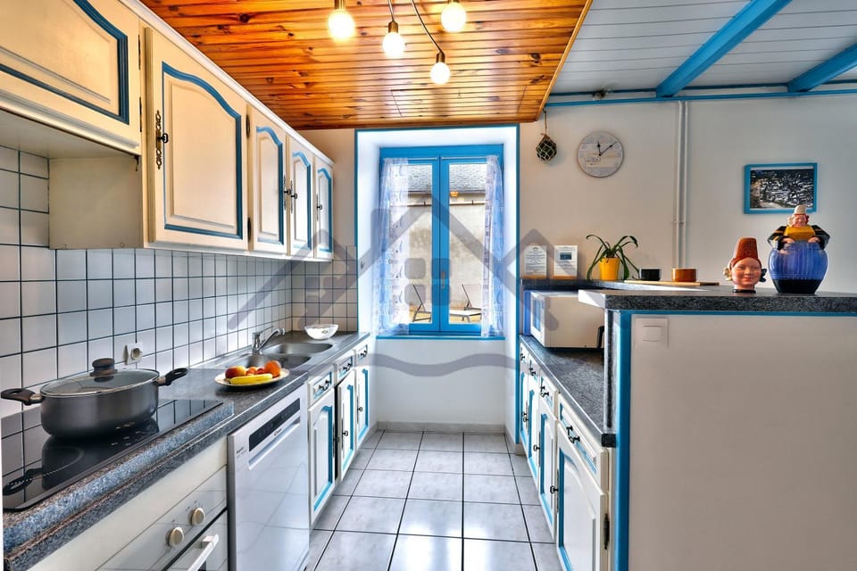 Kitchen or kitchenette, Dining area, oven, stove