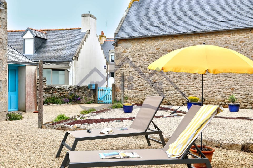 Property building, Patio, Day, Garden, Garden view, sunbed
