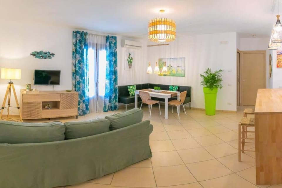 TV and multimedia, Seating area, Dining area