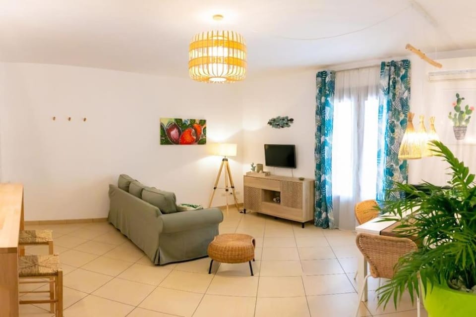 TV and multimedia, Living room, Seating area, Evening entertainment