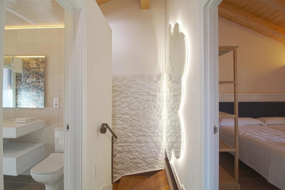 Shower, Bed, Bathroom, Photo of the whole room, Bedroom, towels