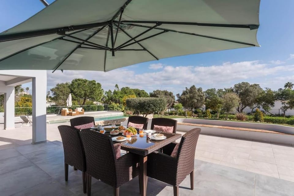 Garden, Seating area, Dining area, Garden view