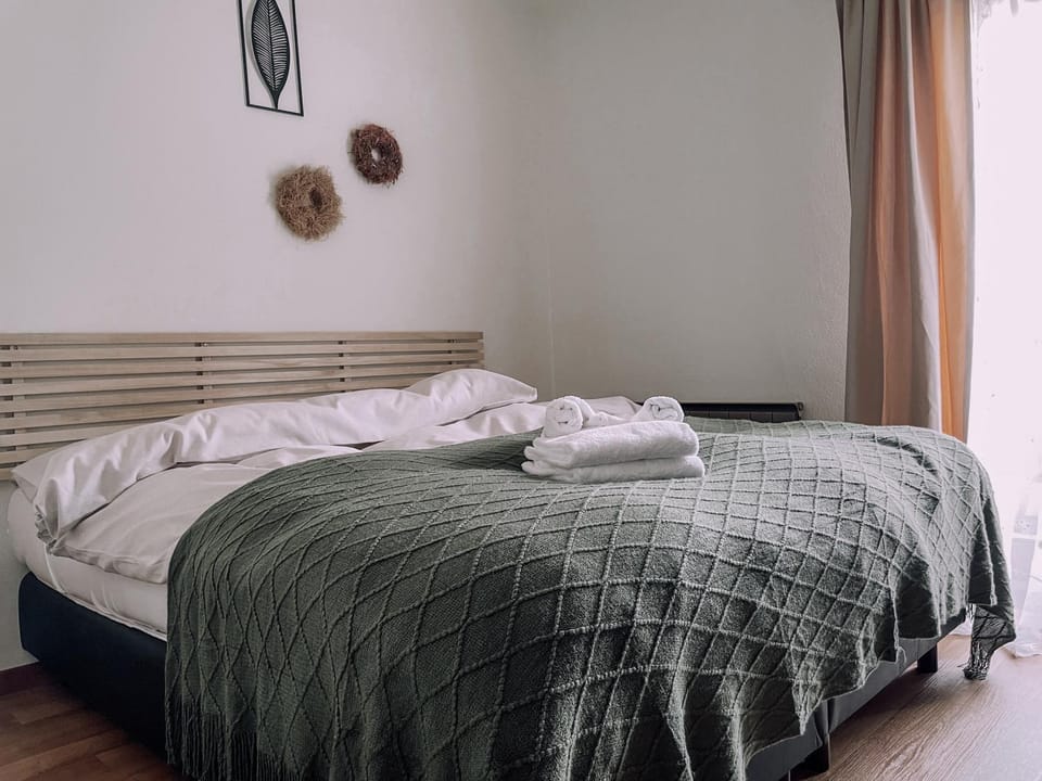 Bed, Photo of the whole room, Bedroom, towels