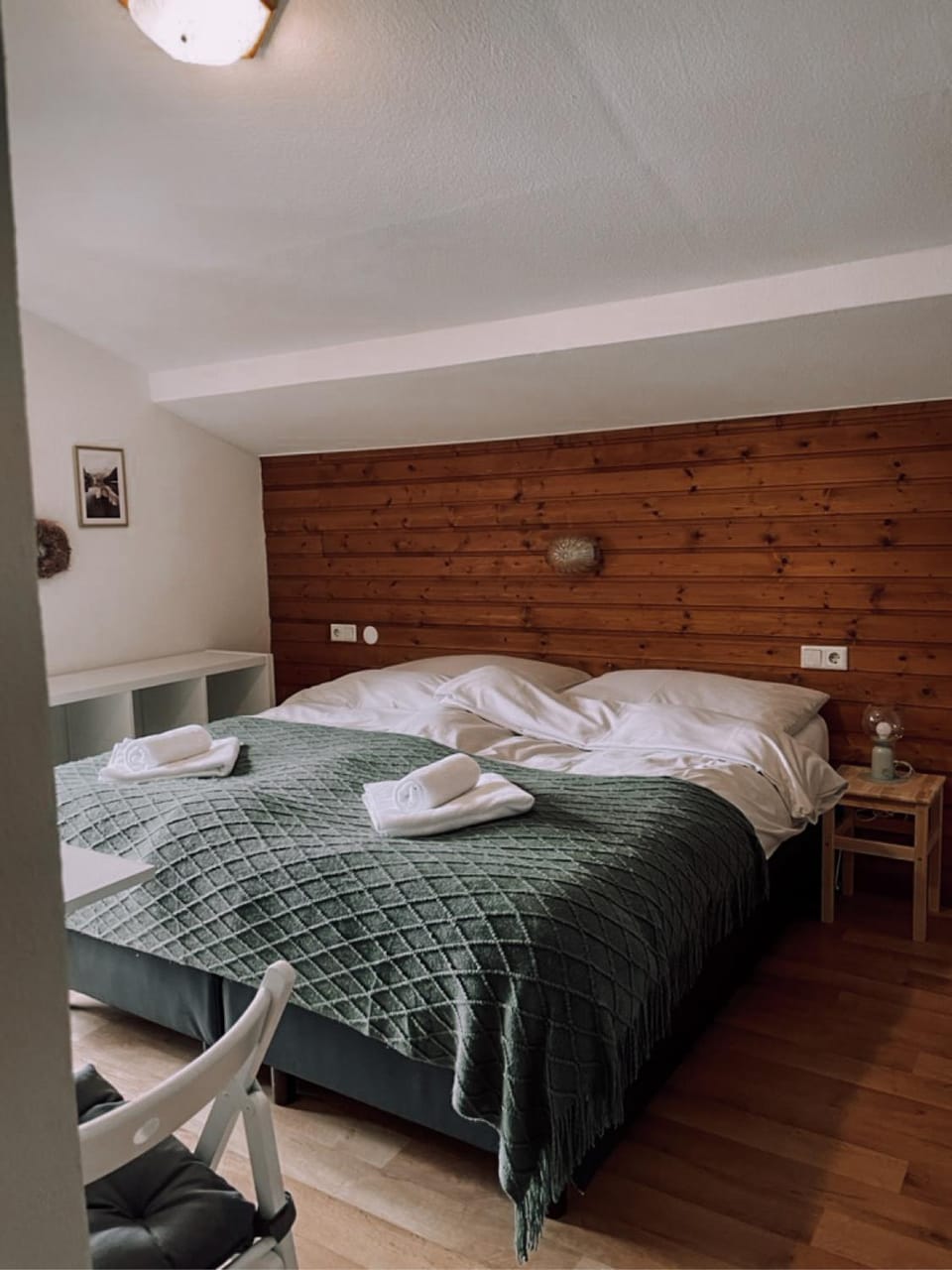Bed, Photo of the whole room, Bedroom, towels