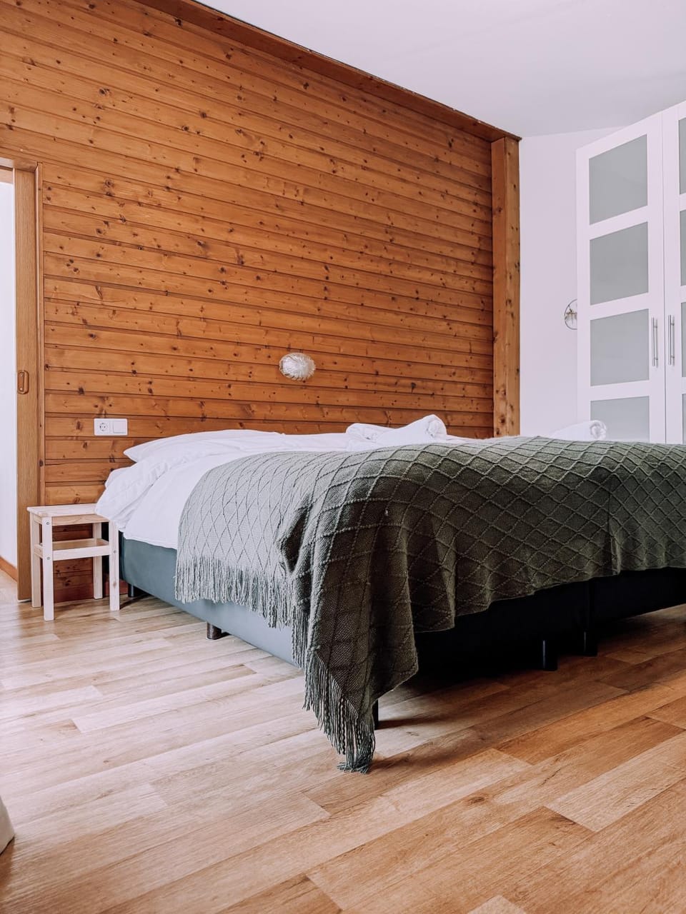 Bedroom, towels, wardrobe