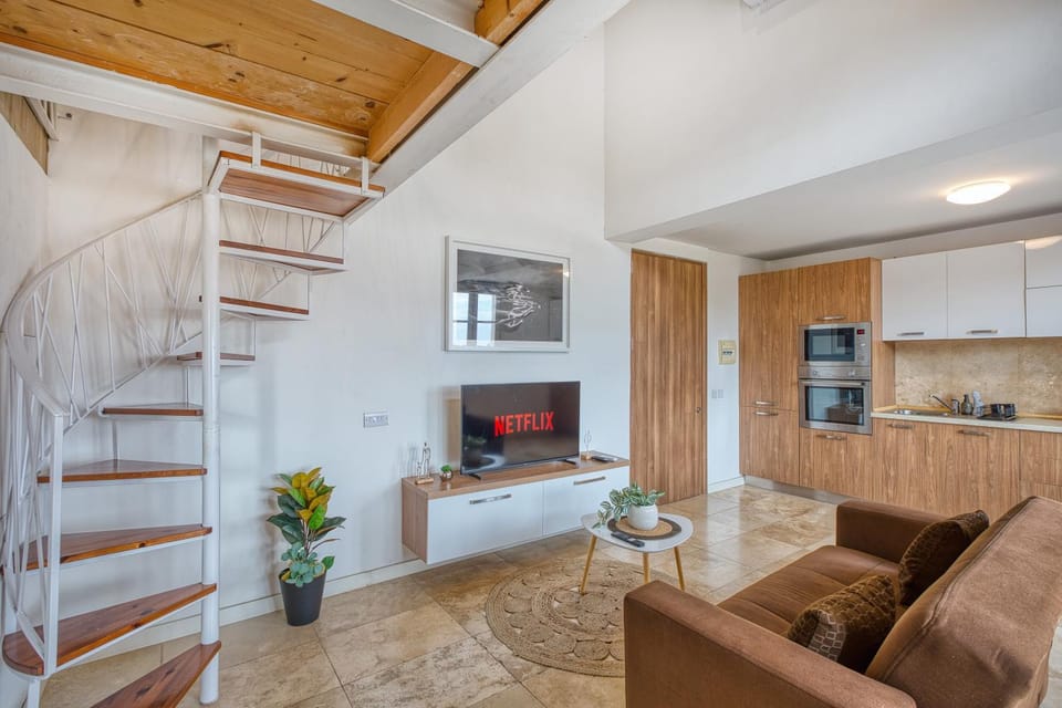 TV and multimedia, Kitchen or kitchenette, Living room, Seating area