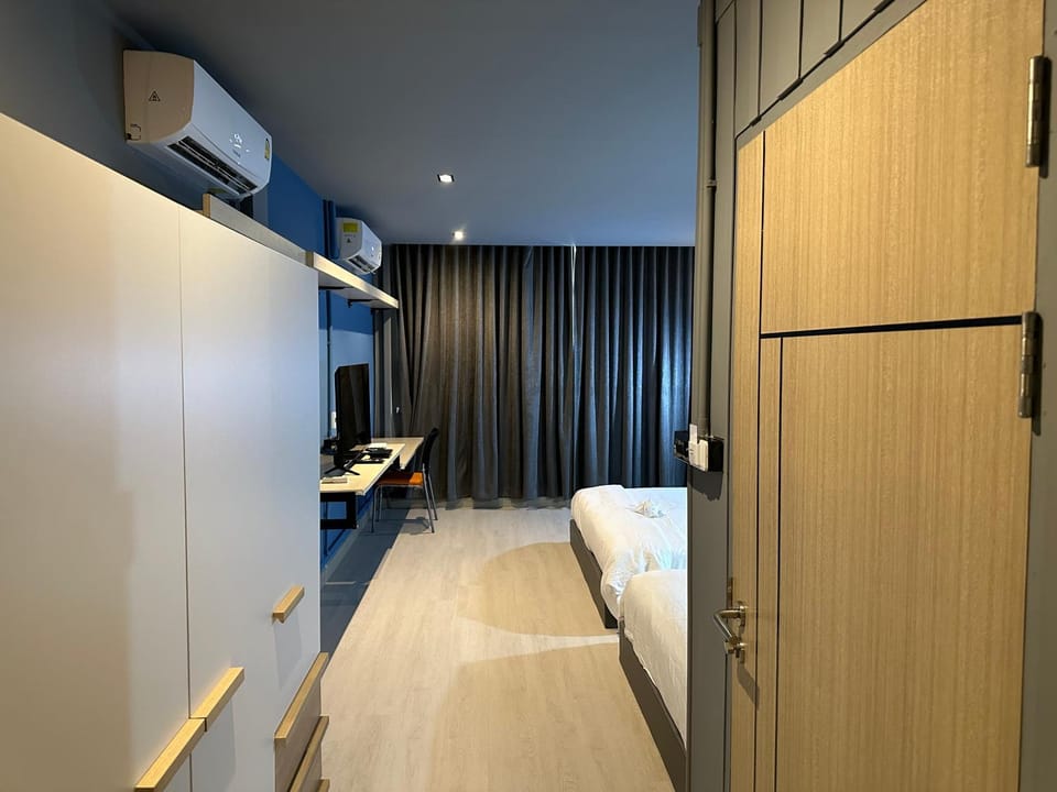 Phuket vibe, City House, 7 mins to BTS, City center, Private room in Sathon, Private bathroom, Bangkok, Thailand Bed and Breakfast in Bangkok