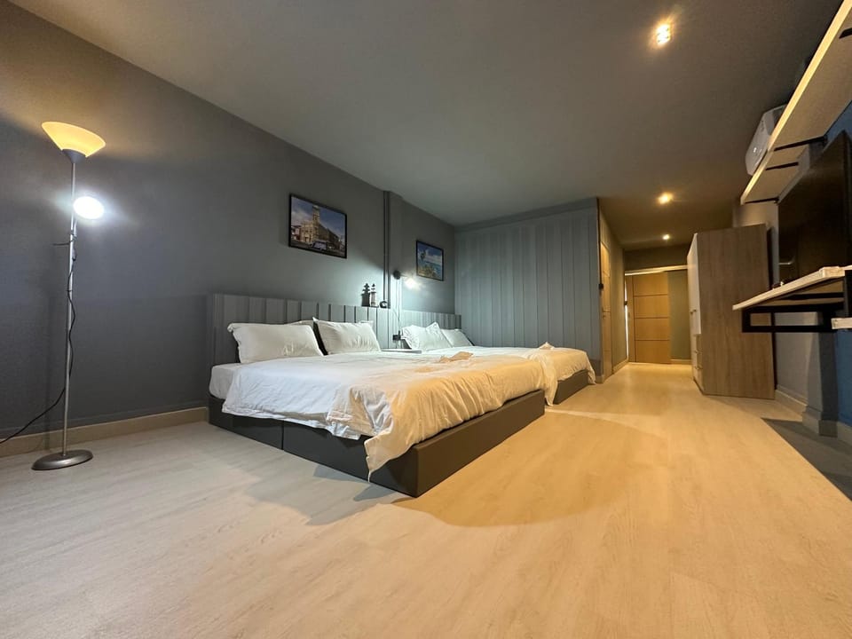 Phuket vibe, City House, 7 mins to BTS, City center, Private room in Sathon, Private bathroom, Bangkok, Thailand Bed and Breakfast in Bangkok