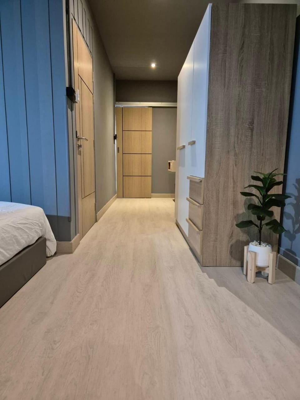 Phuket vibe, City House, 7 mins to BTS, City center, Private room in Sathon, Private bathroom, Bangkok, Thailand Bed and Breakfast in Bangkok