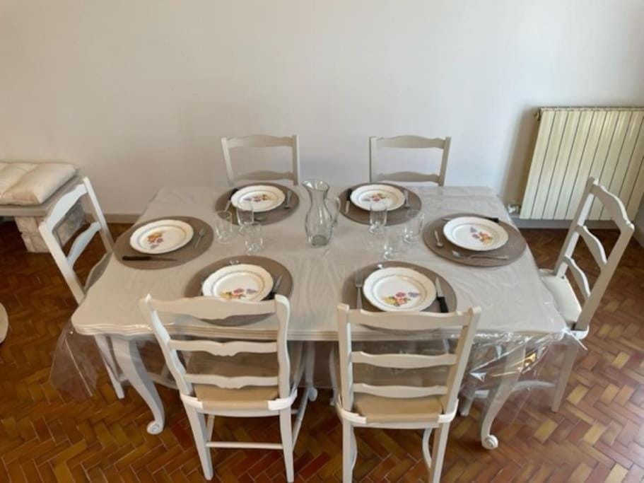 Seating area, Dining area