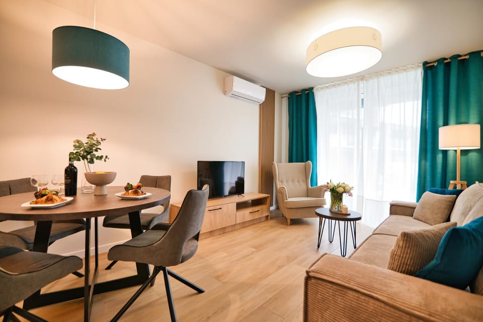 TV and multimedia, Living room, Seating area, Dining area, Evening entertainment