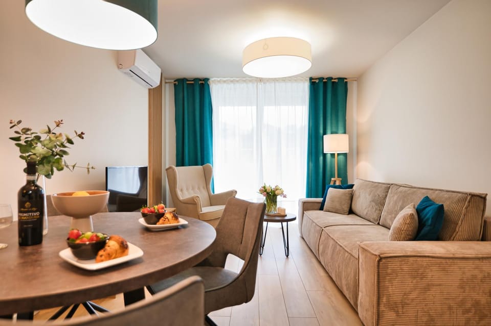 Living room, Food and drinks, Seating area, Dining area, Food