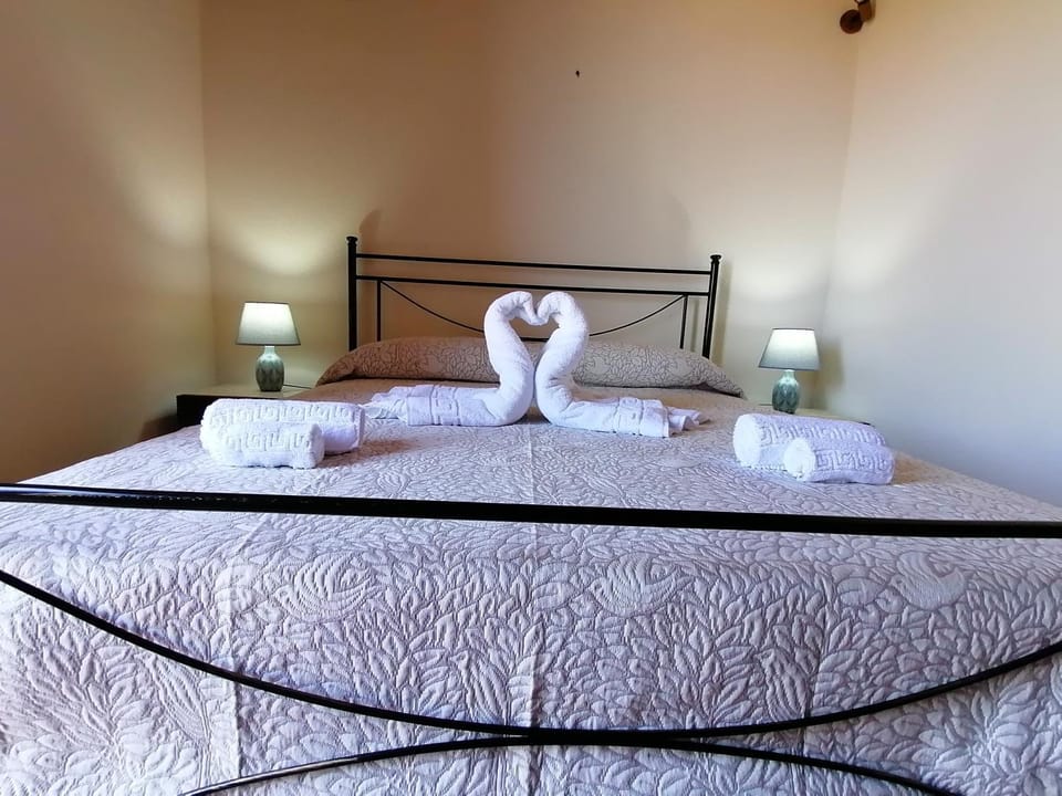 Bed, Photo of the whole room, Bedroom, towels