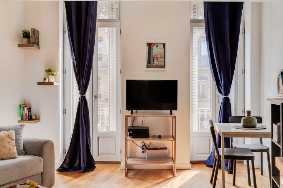 TV and multimedia, Seating area, Dining area