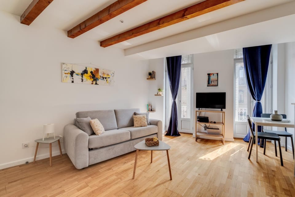 TV and multimedia, Living room, Seating area, Bedroom