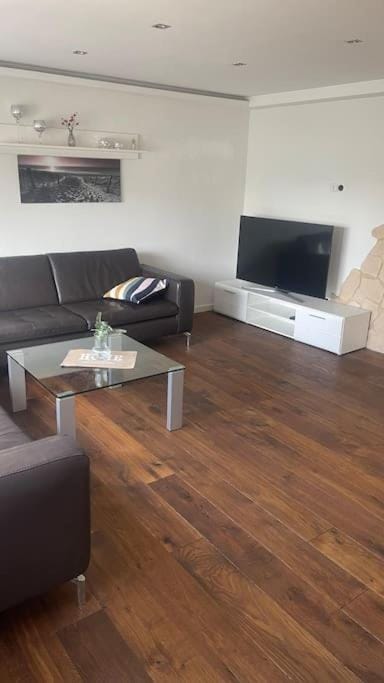 Communal lounge/ TV room, TV and multimedia, Living room, Seating area, Evening entertainment