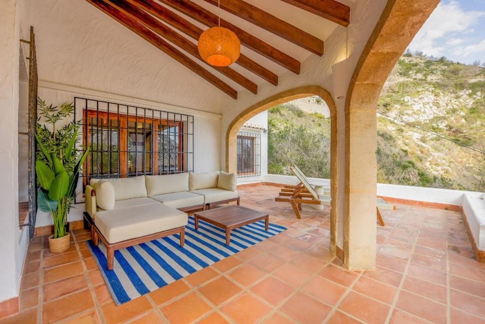 Patio, Day, Natural landscape, Balcony/Terrace, Seating area