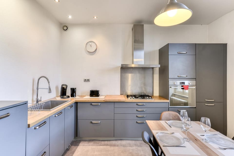 Kitchen or kitchenette, dishwasher, minibar