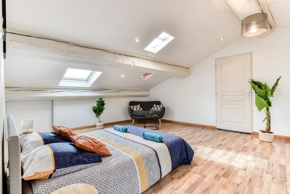 Photo of the whole room, Bedroom, air conditioner