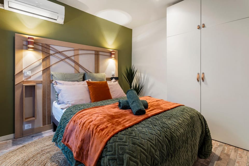 Photo of the whole room, Bedroom
