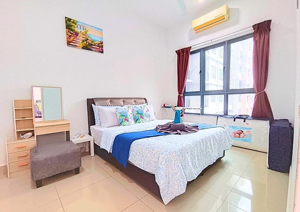 Bed, Photo of the whole room, Bedroom, towels, air conditioner