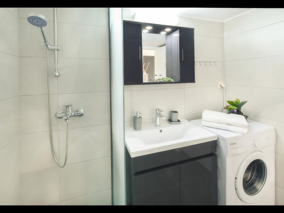 Shower, Bathroom, towels, washing machine