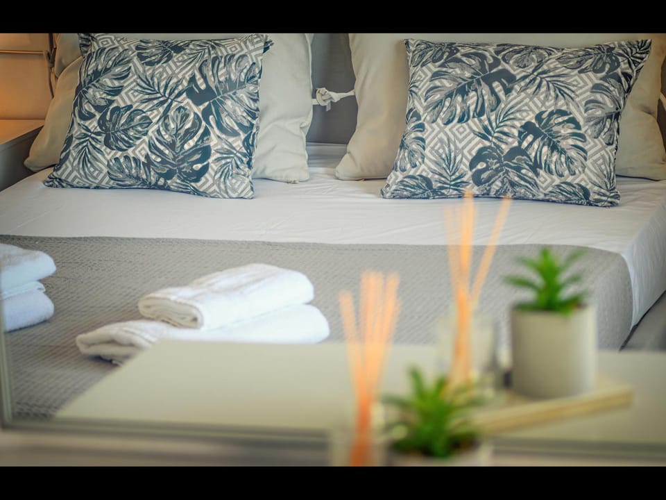 Bed, Photo of the whole room, Bedroom, towels