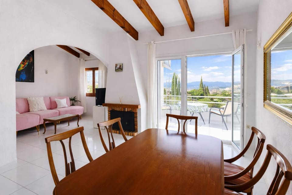 TV and multimedia, View (from property/room), Living room, Seating area, Dining area, Mountain view, Pool view, Sea view, fireplace