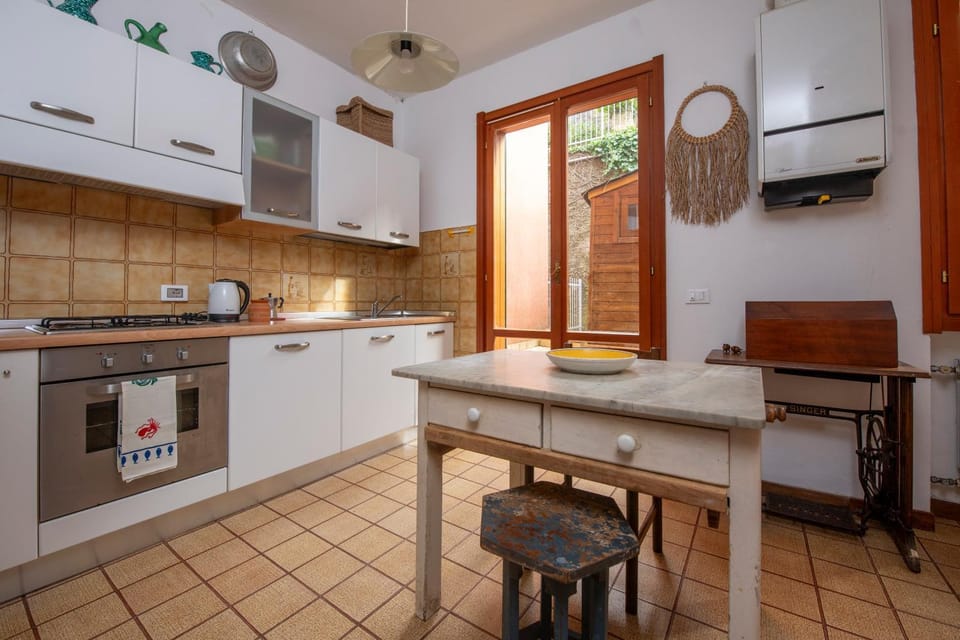 Kitchen or kitchenette, Dining area, pet friendly, stove