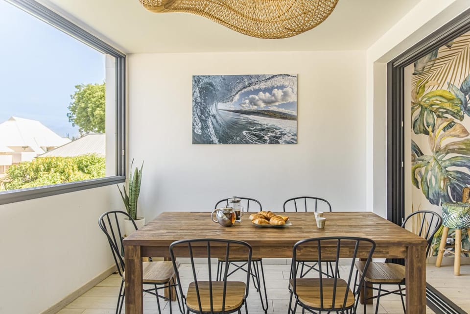 Decorative detail, Dining area, City view