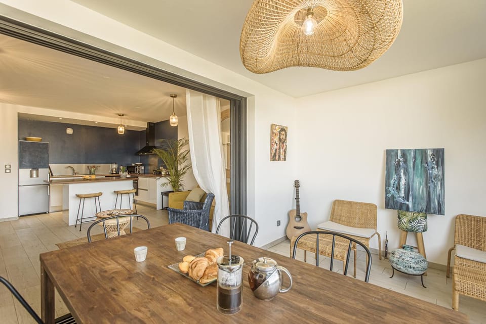 Living room, Decorative detail, Dining area, kitchen