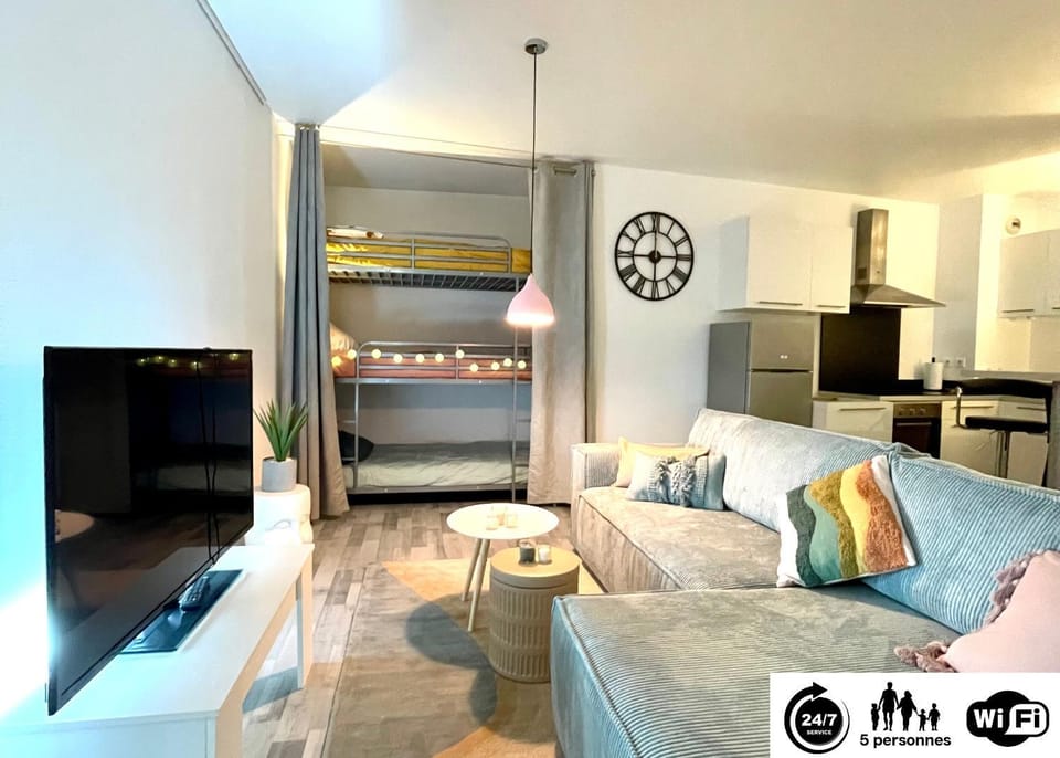 Communal lounge/ TV room