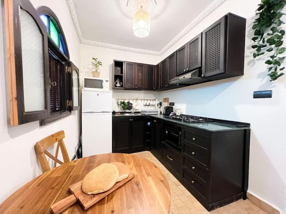 Kitchen or kitchenette, Dining area, stove
