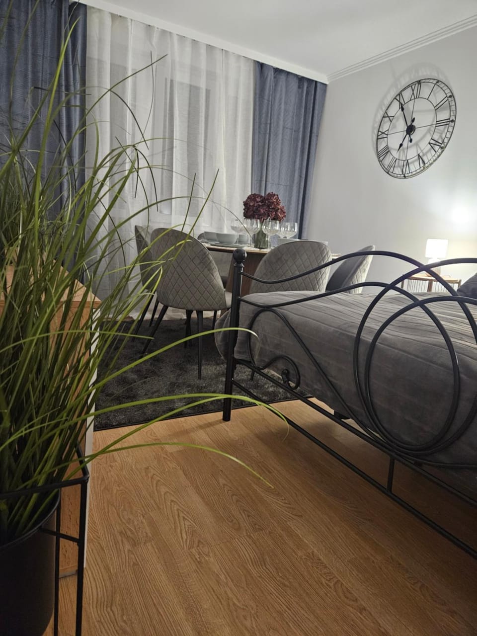 Bed, Living room, Photo of the whole room, Seating area, Bedroom
