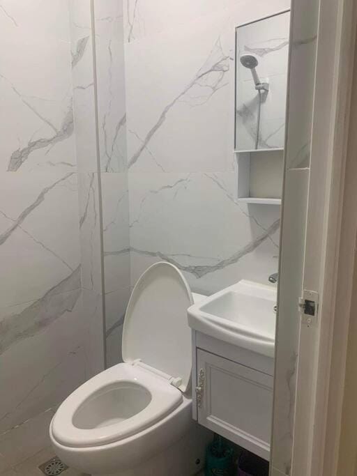 Shower, Toilet