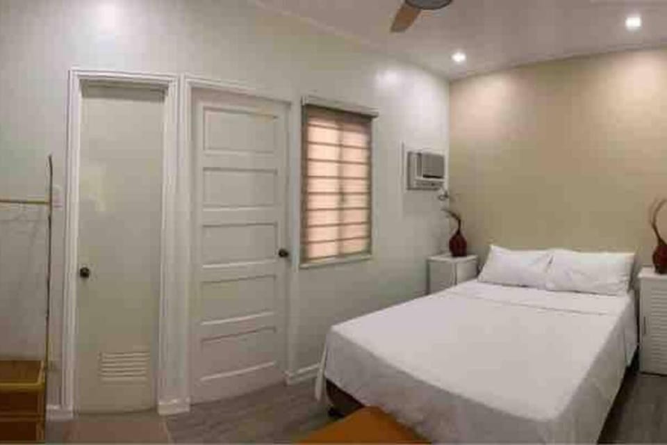 Photo of the whole room, Bedroom, air conditioner