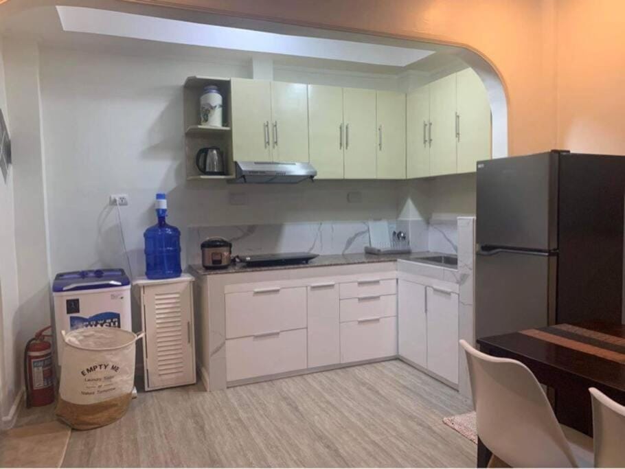 Coffee/tea facilities, Kitchen or kitchenette, stove