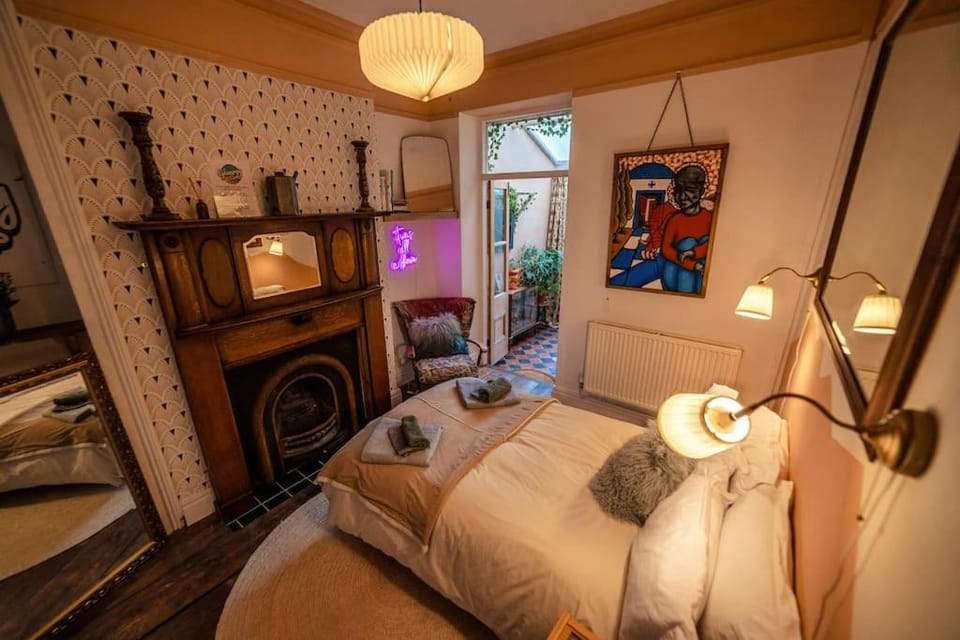 Glenroy Arts gallery meets living space House in Cardiff