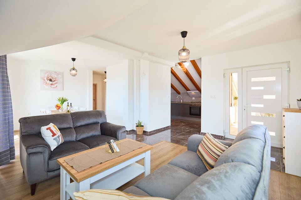 Photo of the whole room, Seating area