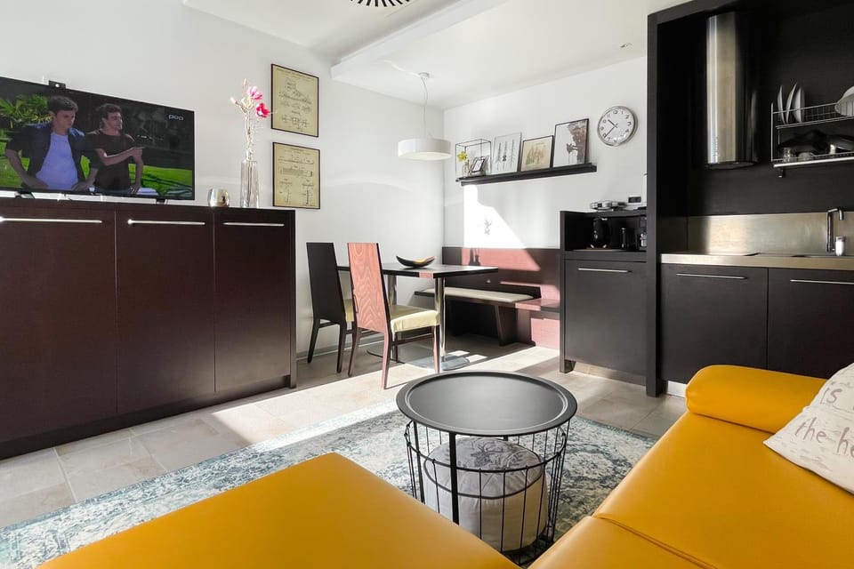 Communal lounge/ TV room, TV and multimedia, Kitchen or kitchenette, Living room, Seating area, Dining area, minibar