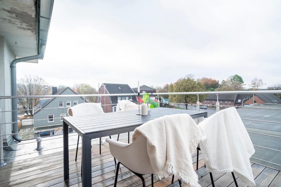 View (from property/room), Balcony/Terrace, Dining area