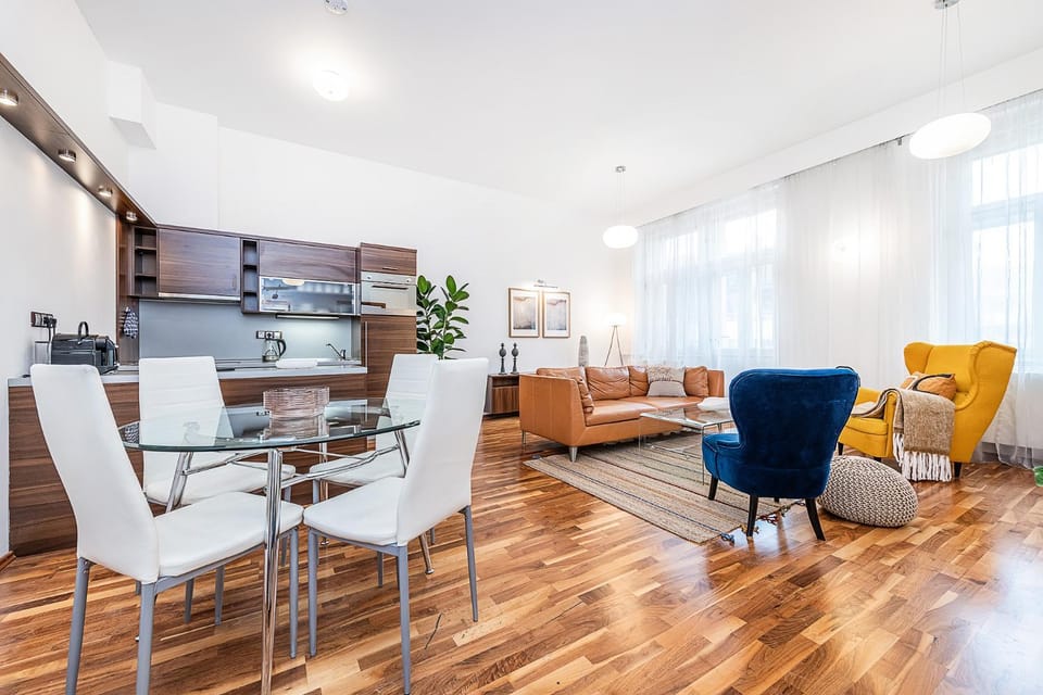 Kitchen or kitchenette, Living room, Seating area, Dining area