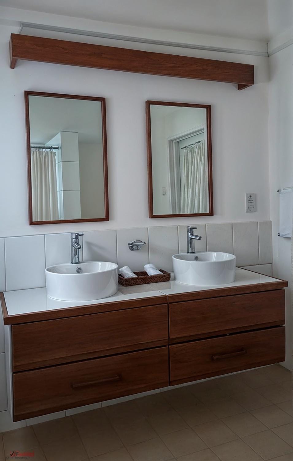 People, Bathroom, Other, Decorative detail, Decorative detail, Breakfast, Breakfast, Continental breakfast, American breakfast, American breakfast, Dinner, children, children, young children, young children, older children, older children, Family, Family, locker, locker, towels, towels, wedding