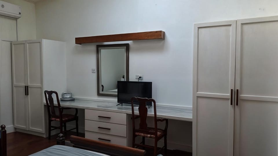 Property building, Balcony/Terrace, Photo of the whole room, Food, Sea view, Street view, Meals, Breakfast, Breakfast, Continental breakfast, Drinks, Alcoholic drinks, Non alcoholic drinks, Family, locker, towels, wedding