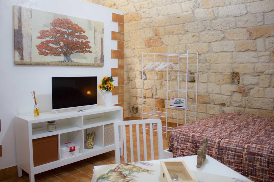 Communal lounge/ TV room, Bed, TV and multimedia, Living room, Seating area, Bedroom